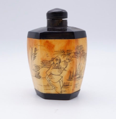 Bone and Horn Snuff Bottle with Figural Scene - China - XX c