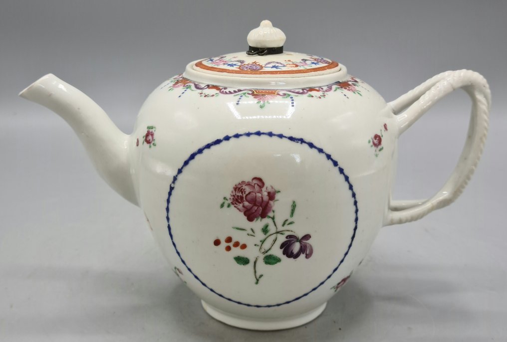 Famille Rose Teapot - Porcelain - China - 18th c